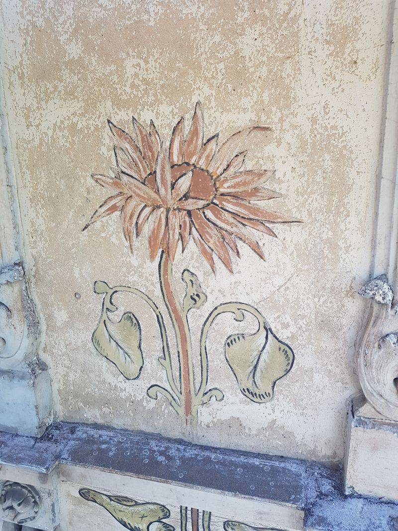 Testen, anmischen und einstellen der Farbe als Handanmischung. Durch das reinigen und festigen der Malereien wird das Ornament klarer und brillanter.  Die Fondflächen werden nach der Festigung der Malereien gereinigt.